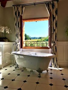 Ένα μπάνιο στο Les Cèdres du Linard, Chambres d'Hôtes B&B Near Lascaux, Montignac, Sarlat-la-Canéda, Dordogne +134 φωτογραφίες