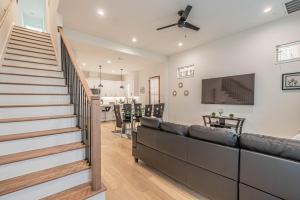 Khu vực ghế ngồi tại LUXURY 3BR, KS Bed mins away 4RM Dtown, med ctr