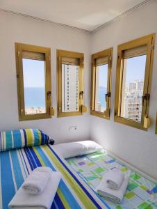 Posteľ alebo postele v izbe v ubytovaní GERONA sea view apartments