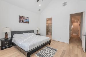 Giường trong phòng chung tại LUXURY 3BR, KS Bed mins away 4RM Dtown, med ctr