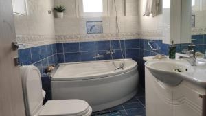 Ένα μπάνιο στο Blue Paradise Apartment +27 φωτογραφίες