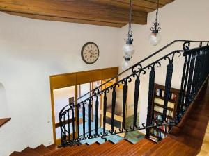 ein Treppenhaus in einem Haus mit einer Uhr an der Wand in der Unterkunft Ferienwohnungen Bachblick in Übersee