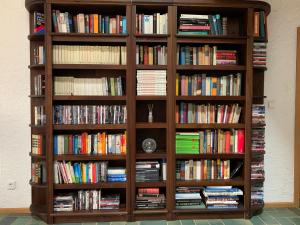 ein Bücherregal voller Bücher in der Unterkunft Ferienwohnungen Bachblick in Übersee