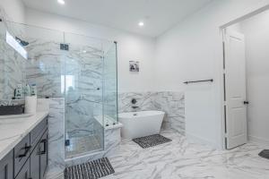 Phòng tắm tại LUXURY 3BR, KS Bed mins away 4RM Dtown, med ctr +16 ảnh