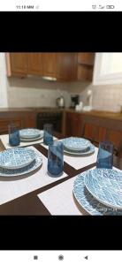 een tafel met vier blauwe en witte platen erop bij Porto-Heli Matilda's house in Porto Cheli