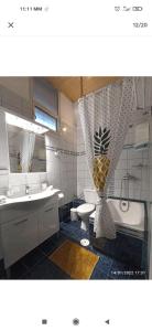 ein Badezimmer mit einer Ananas auf dem Duschvorhang in der Unterkunft Porto-Heli Matilda's house in Porto Heli