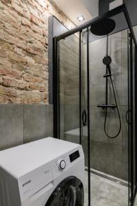 Kúpeľňa v ubytovaní oompH Warsaw Nowy Swiat Apartment