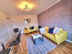 Area soggiorno di 3 Bedroom Aprtmt at Sensational Stay Serviced Accommodation Aberdeen- Froghall Avenue