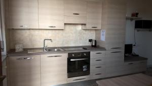 Kuchyň nebo kuchyňský kout v ubytování Casa Dusat in Accogliente edificio nel centro di Monforte