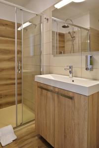 La salle de bains est pourvue d'un lavabo et d'une douche. dans l'établissement Hotel Stella Di Mare, à Ajaccio