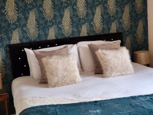 Letto o letti in una camera di 3 Bedroom Aprtmt at Sensational Stay Serviced Accommodation Aberdeen- Froghall Avenue