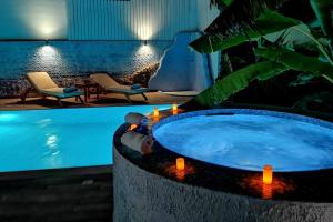 Bazén v ubytování Valantas Garden Suite nebo v jeho okolí
