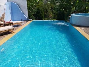 Bazén v ubytování Valantas Garden Suite nebo v jeho okolí