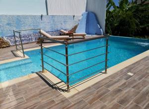 Bazén v ubytování Valantas Garden Suite nebo v jeho okolí