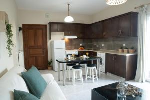 kuchnia ze stołem i białą lodówką w obiekcie Maresia Apts & Studios w mieście Arillas +37 zdjęć