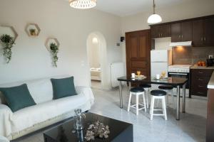 salon z białą kanapą i kuchnią w obiekcie Maresia Apts & Studios w mieście Arillas