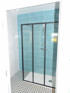 eine Dusche mit Glastür im Badezimmer in der Unterkunft La Ferme des Cerisiers in Reventin-Vaugris + 18 Fotos