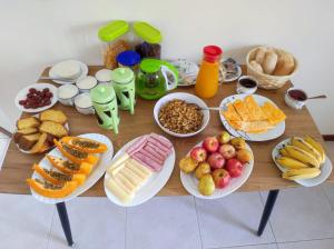 una mesa con muchos platos de comida. en Guest House Montanha, en Mindelo