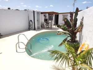 Bazén v ubytovaní Villa Tokio con jacuzzi y piscina privada alebo v jeho blízkosti