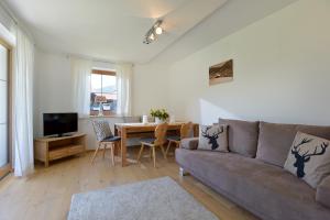Televízia a/alebo spoločenská miestnosť v ubytovaní Ferienwohnung am Lindenweg