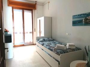 ジェノヴァにあるOverlooking Genoaのベッドルーム1室(タオル付)