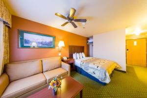 Postel nebo postele na pokoji v ubytování Alpine Inn & Suites Gunnison