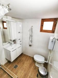 Kúpeľňa v ubytovaní Villa Balconlux - Zavojsko jezero, Pirot