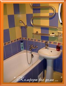 łazienka z umywalką, wanną i toaletą w obiekcie Apartments Zatyshok w mieście Czernihów