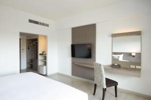 TV a/nebo společenská místnost v ubytování Centara Life Cha-Am Beach Resort Hua Hin