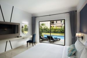 Bazén v ubytování Centara Life Cha-Am Beach Resort Hua Hin nebo v jeho okolí