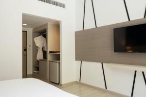 TV a/nebo společenská místnost v ubytování Centara Life Cha-Am Beach Resort Hua Hin