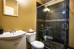 Bathroom sa Stoke Cabin by Revelstoke Vacations