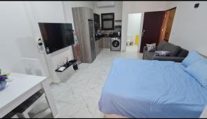 TV a/nebo společenská místnost v ubytování Beautiful studio with sea view and pool view
