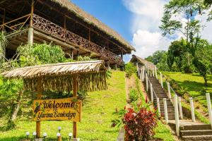 un edificio con una señal que dice bienvenido a myanmar cautiverio en Yarina Eco Lodge, en Derna