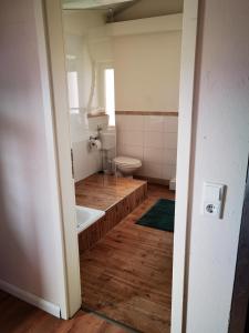 Ferienwohnung City Loft في كيل: حمام صغير مع مرحاض ومغسلة
