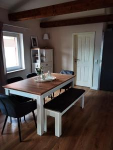 Ferienwohnung City Loft في كيل: طاولة وكراسي في غرفة مع طاولة وغرفة طعام