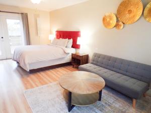 布拉格堡的住宿－海岸線汽車旅館，一间卧室配有一张床、一张沙发和一张桌子