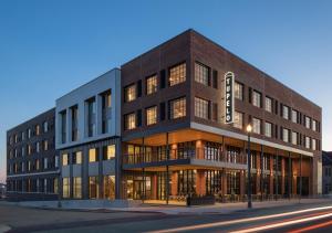 een gebouw op de hoek van een straat bij Hotel Tupelo, a Wyndham Hotel in Tupelo