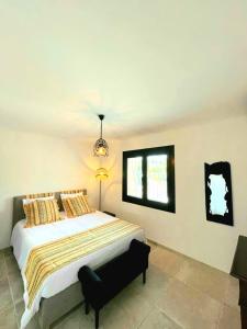 ein Schlafzimmer mit einem großen Bett und einem Kronleuchter in der Unterkunft Villa Cocody in Bandol