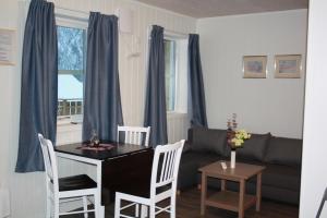 - un salon avec une table et un canapé dans l'établissement Gudvangen Camping, à Gudvangen
