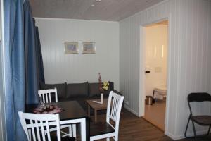 - un salon avec un canapé, une table et des chaises dans l'établissement Gudvangen Camping, à Gudvangen