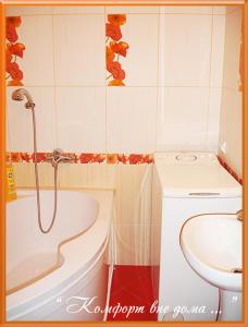 łazienka z wanną i umywalką w obiekcie Apartments Zatyshok w mieście Czernihów