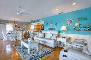 un soggiorno con un divano e un tavolo di Cypress-n-Sun B-3 a Clearwater Beach