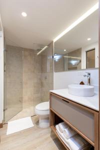 uma casa de banho com um lavatório, um WC e um chuveiro em Villaz Luxury Vacation Homes em Medellín