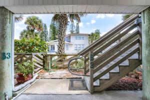 un cancello che conduce a una casa con una palma di Cypress-n-Sun B-3 a Clearwater Beach