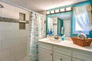 un bagno con lavandino e specchio di Cypress-n-Sun B-3 a Clearwater Beach Altre 35 foto