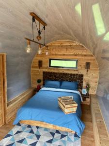 1 dormitorio en una casa pequeña con 1 cama en Glamping La Cepa GUATAPÉ, en Guatapé