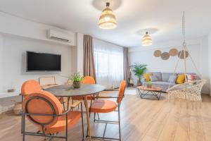 TV a/nebo společenská místnost v ubytování Boho Chic Apartment Under Acropolis