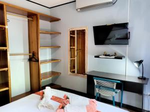 Schlafzimmer mit einem Schreibtisch, einem Bett und einem Schreibtisch in der Unterkunft Sunrise House in Quepos