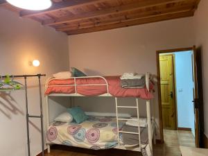Zimmer mit 2 Etagenbetten in einem Zimmer in der Unterkunft Casas de campo em cerejal in Fundão